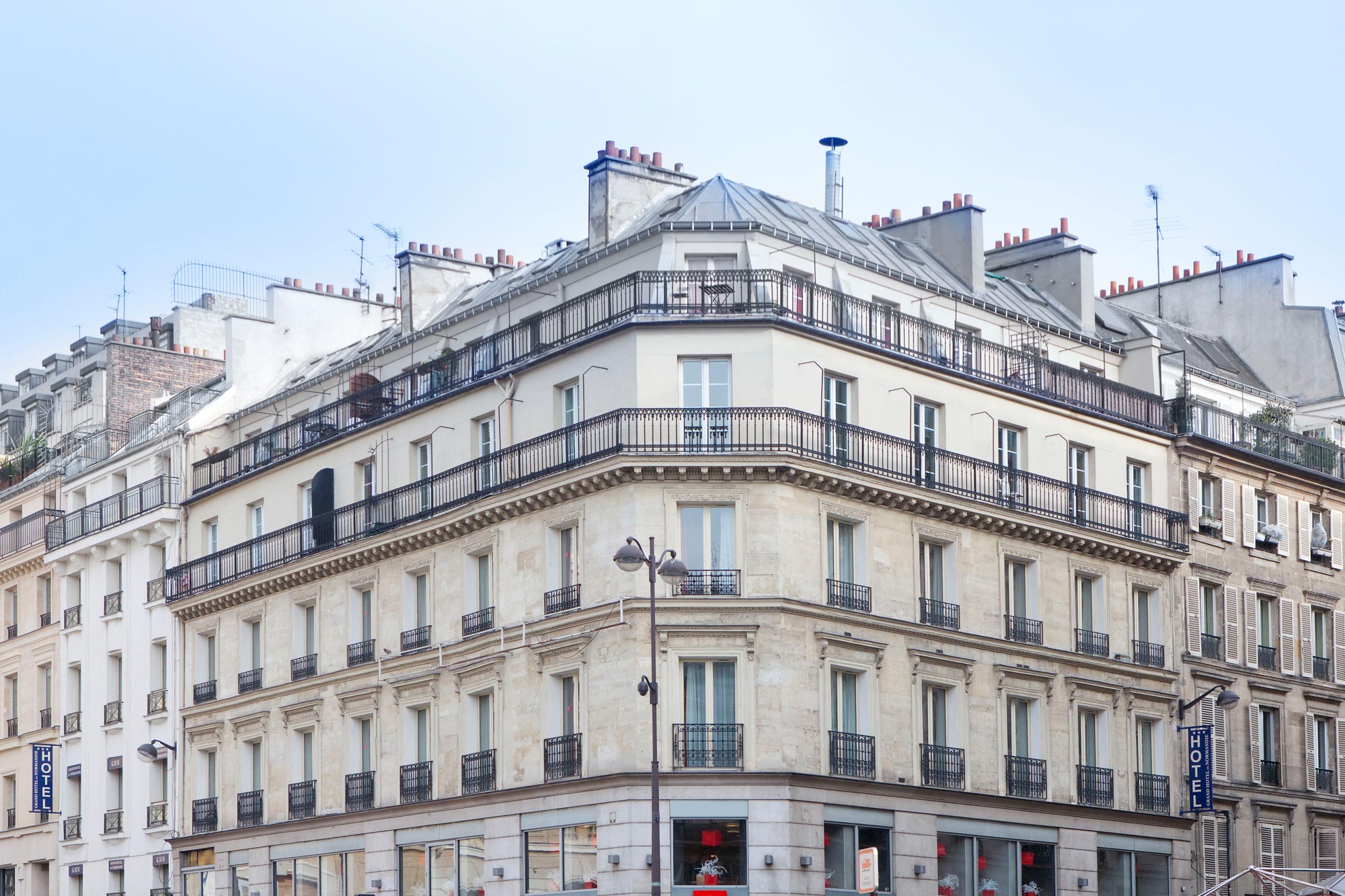 Façade haussmannienne du Grand Hôtel de Normandie à Paris